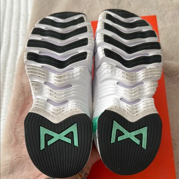 Nike White and Orange Athletic Shoes Sleek Design - Picture 3 of 4